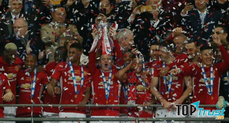 Manchester United lên ngôi rạng sáng qua