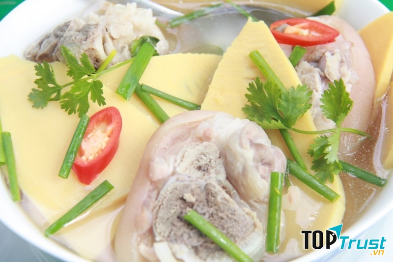 Canh măng hầm giò heo.