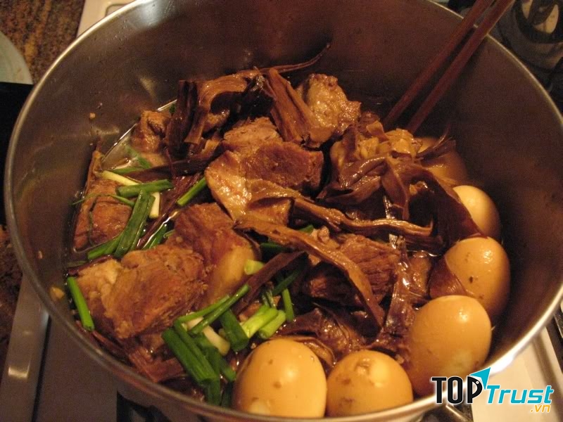 Măng khô kho thịt