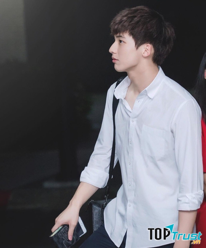 Mặc áo sơ mi trắng vừa lịch sự vừa thanh lịch ^^