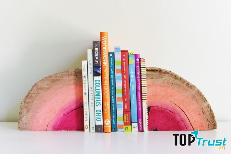 Những cuốn sách nhỏ xinh cũng là một vật dụng trang trí hữu ích.