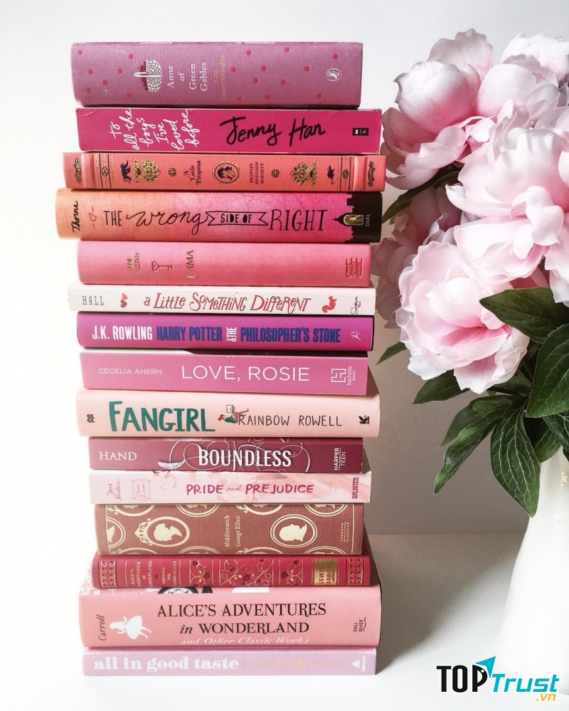 Đặt một cuốn sách yêu thích của mình ngay cạnh nơi làm việc để tăng động lực cho bản thân khi cần.