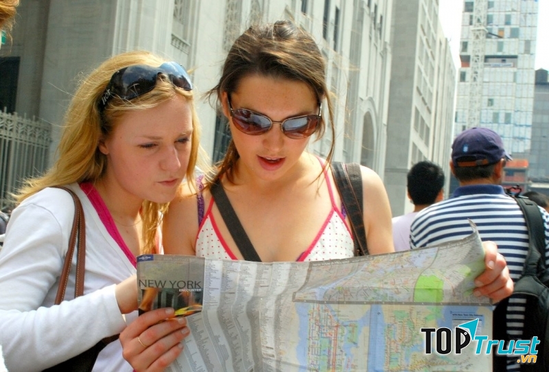 Mang theo bản đồ bằng ngôn ngữ địa phương