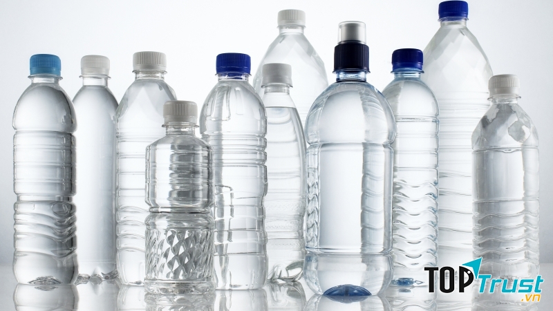 Mang theo chai rỗng để đựng nước tuy chỉ là chi tiết nhỏ nhưng lại khá tiết kiệm đấy