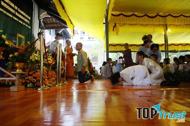 Không quỳ giữa điện Phật