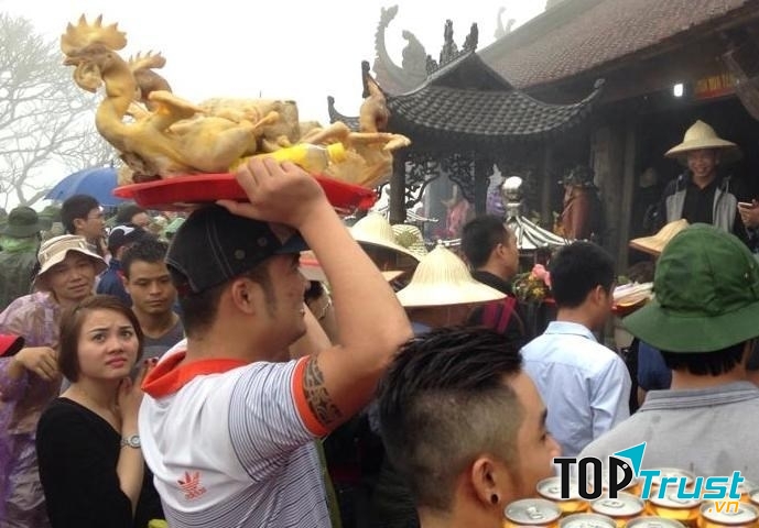 Mang thức ăn mặn vào chùa