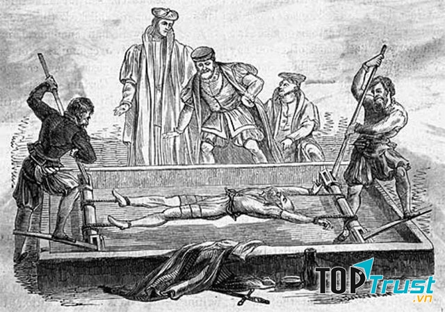 Máng tra tấn thực chất là một bệ gỗ lớn với hai thanh lăn nằm ở hai đầu.