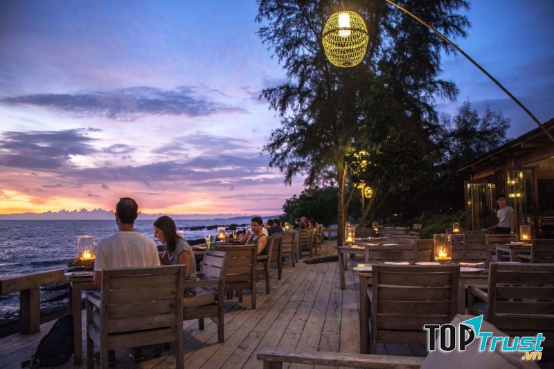 Nhà hàng ngoài trời có view nhìn ra biển