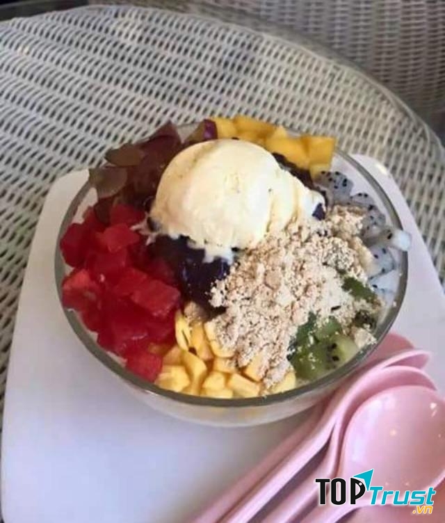 Giá Bingsu ở Mango Fruits Cafe khá đắt nhưng chất lượng.
