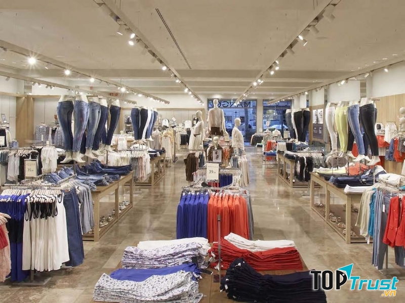 Một góc cửa hàng Mango Mega Store tại Vincom Bà Triệu
