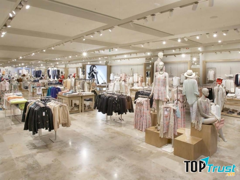 Một góc cửa hàng Mango Mega Store tại Vincom Bà Triệu