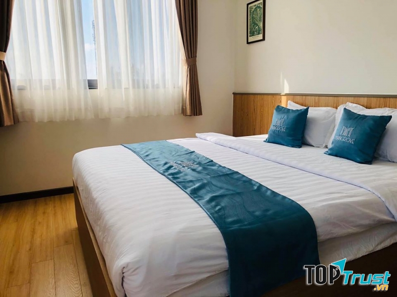 Phòng ngủ thanh lịch tại Mangrove Hotel.