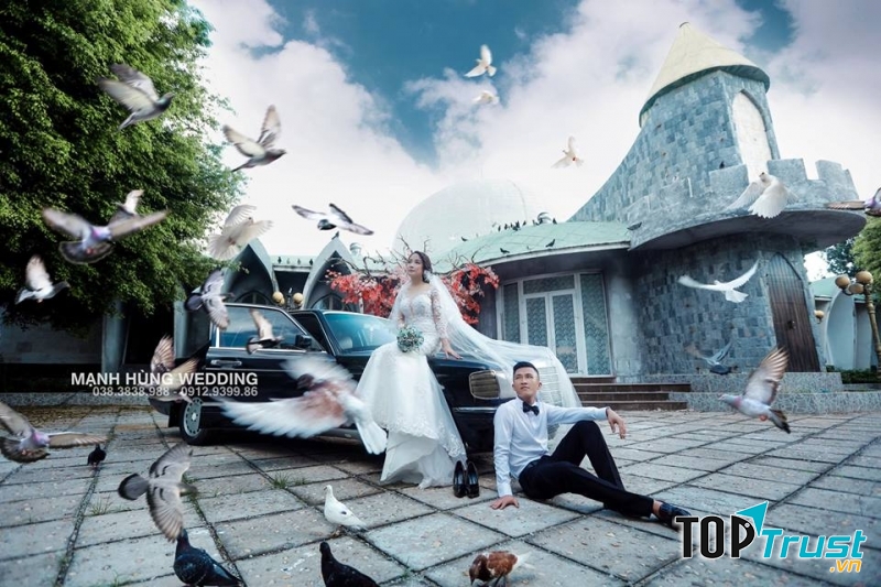 Trắng tinh pha chút cổ điển luôn làm cô dâu trẻ trung nhưng không kém phần sang trọng.