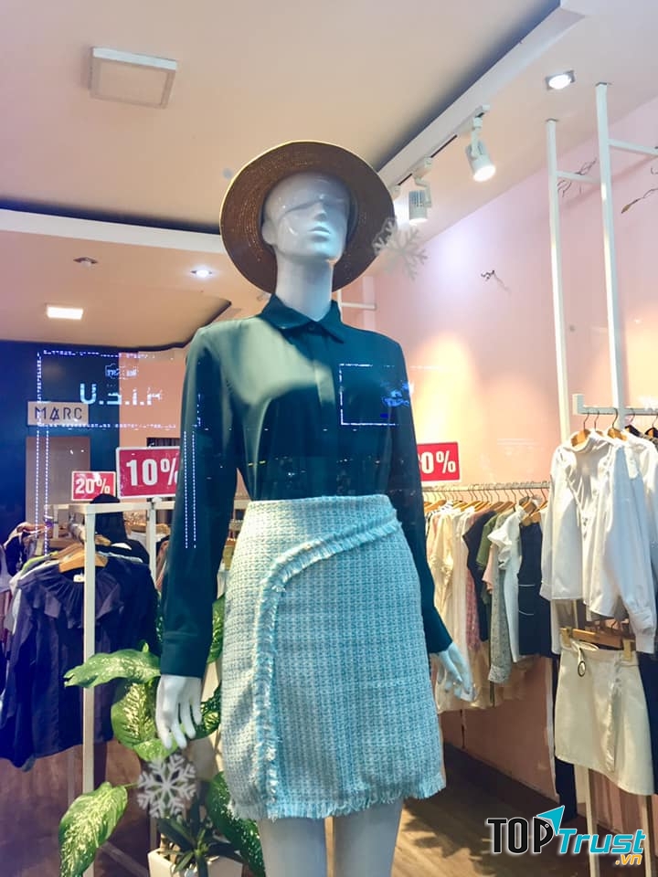 Cửa hàng áo quần thời trang với kiểu dáng, màu sắc được ưa chuộng