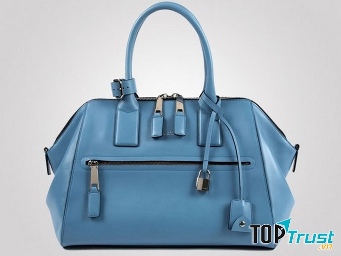 Chiếc túi xách thuộc thương hiệu Marc Jacobs