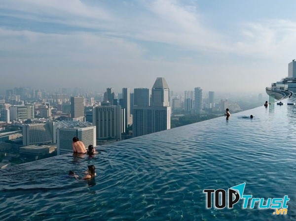 Điểm độc đáo của bể bơi này là nằm trên tầng 55 của tòa nhà và rộng gấp 3 lần kích cỡ tiêu chuẩn bể bơi của thế vận hội Olympic