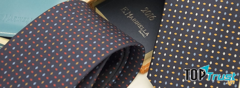 Cận cảnh một chiếc cà vạt Marinella