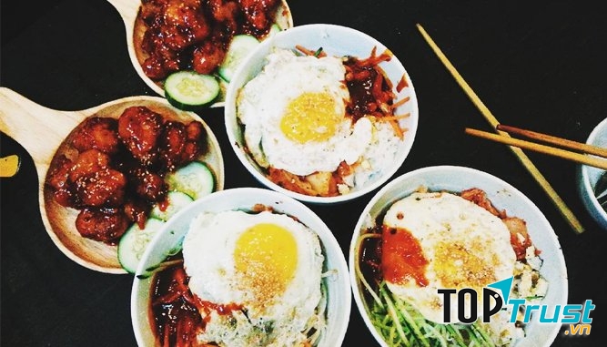 Combo mì trứng gà sốt cuốn hút thực khách