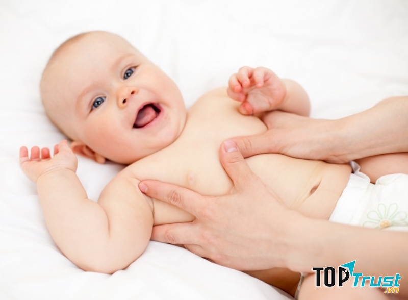 Massage trị nấc cho bé.