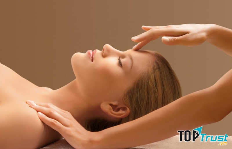 Không chỉ là liệu pháp tuyệt vời cho việc dưỡng da của phái nữ mà massage mặt cũng là một cách giảm stress cực kì hiệu quả cho cả người lớn tuổi và thanh thiếu niên.