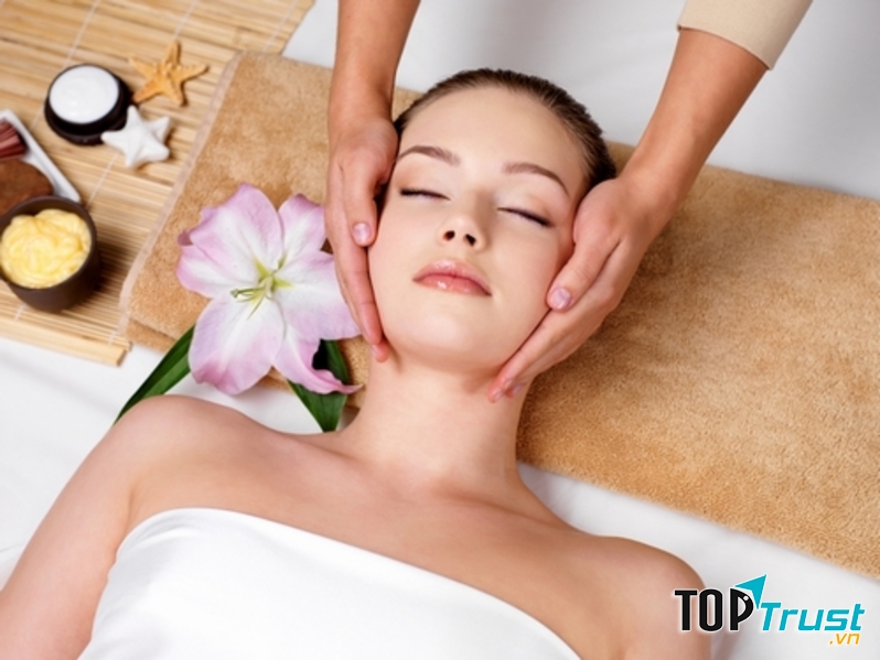 Massage da mặt là phương pháp chăm sóc da hữu hiệu trong việc hạn chế và loại bỏ dần các vết nhăn.