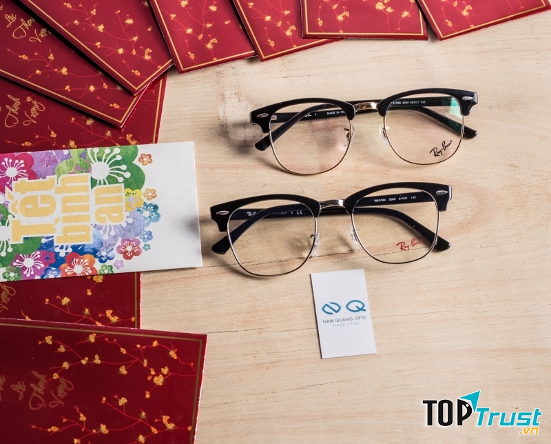 Một mẫu gọng kính được yêu thích ở Nam Quang