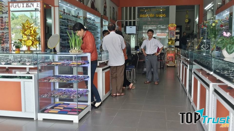 Cửa hàng Mắt Kính Nguyễn Hùng chuyên cung cấp sỉ và lẻ các loại mắt kính với mức giá phù hợp với tâm lý khách hàng và có tính cạnh tranh cao