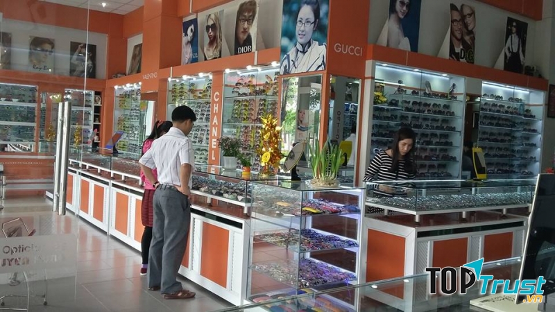 Tại đây các khách hàng sẽ được khám, tư vấn. đo mắt Cận-Viễn-Loạn miễn phí để có thể lựa chọn được mắt kính phù hợp nhất với mình