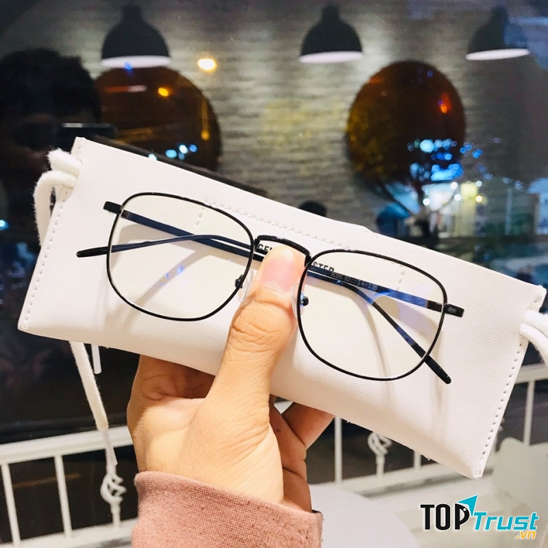 Mắt kính Quy Nhơn là địa chỉ không còn xa lạ cho những ai muốn tìm địa chỉ mua kính vừa đẹp, vừa rẻ lại bền.