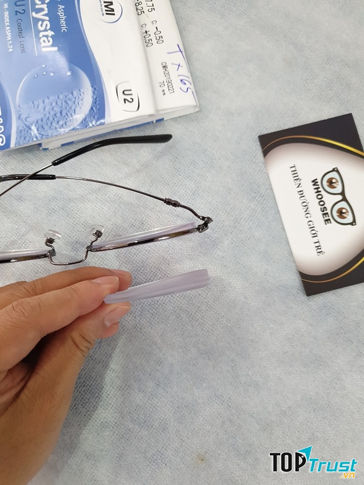 So sánh tròng siêu mỏng tại WHOOSEE với tròng cũ của khách.