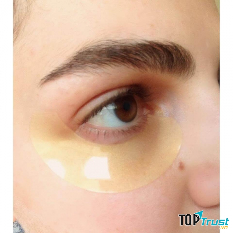 SecretKey đặc biệt có chứa tinh chất vàng 24k có tác dụng giải độc, tăng cường lưu thông máu, nên cực kì “mát tay” giúp vùng da quanh mắt hết thâm quầng, giảm nếp nhăn và chẳng lo bị bọng mắt vì thức khuya.