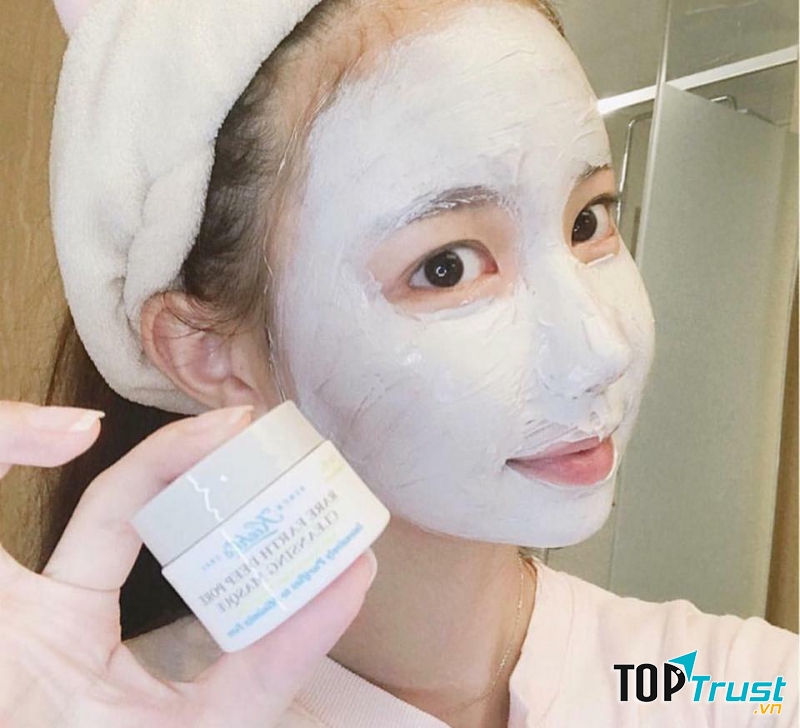 mặt nạ Rare Earth Deep Pore Cleansing Masque tác động sâu vào bên trong da lấy đi các tế bào chết và loại bỏ bụi bẩn, chất bã nhờn và các loại mụn khó trị nhất.