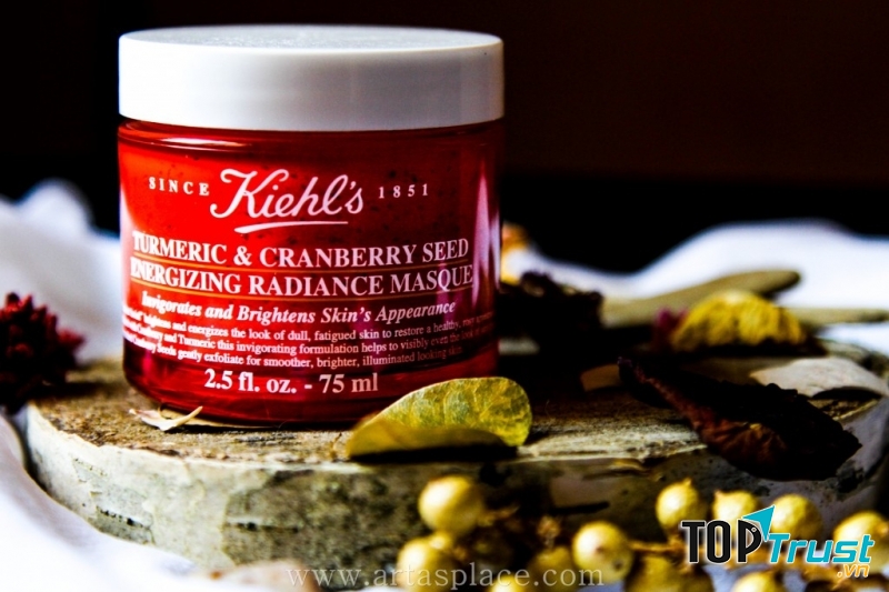 Sản phẩm có tác dụng thanh lọc và giúp làm sáng da nhờ chiết xuất nghệ cùng hạt nam việt quất