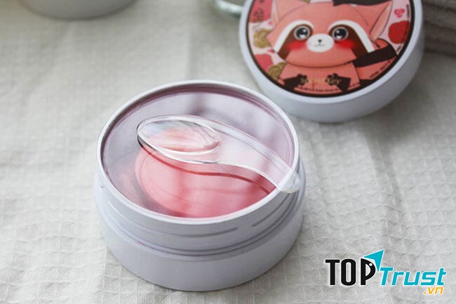 Mặt nạ Pink Racoony Hydro Gel Eye & Cheek Patch chứa serum có công dụng làm sáng vùng mắt nhanh chóng và hạ nhiệt vùng má cực hiệu quả trong trường hợp má bị cháy nắng, bỏng nhiệt.