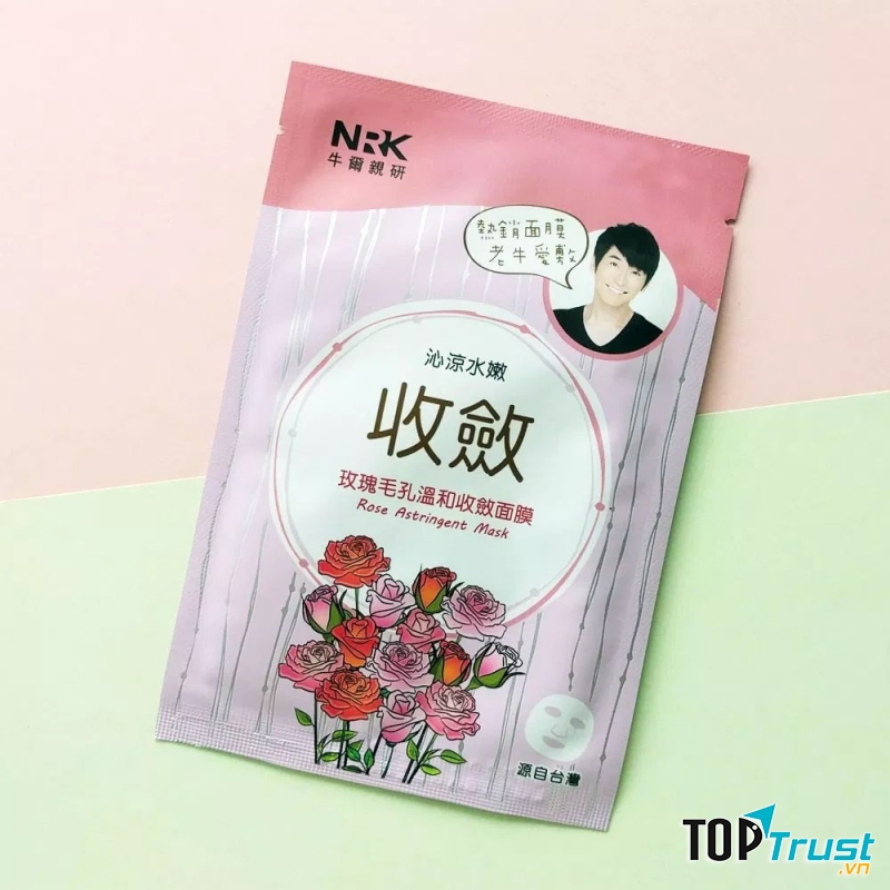 Naruko Rose Astringent sở hữu công dụng chính là thu nhỏ lỗ chân lông. Mang đến bạn làn da căng mịn đầy khỏe mạnh.