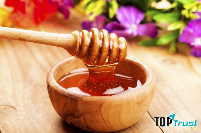 Mật ong rất giàu khoáng chất và protein giúp ngăn ngừa bệnh ung thư, tạo mới các tế bào da và giúp da lên tông màu trong thời gian ngắn.