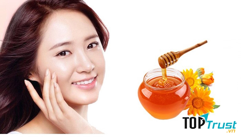 Mật ong cũng cung cấp độ ẩm vừa đủ cho da, giúp tái tạo làn da và chống lão hóa.