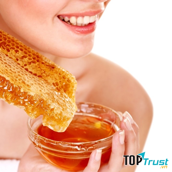 Mật ong có tác dụng dưỡng ẩm và chữa trị chứng nẻ môi mùa đông cực tốt.