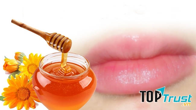 Mật ong có tác dụng dưỡng ẩm và chữa trị chứng nẻ môi mùa đông cực tốt.