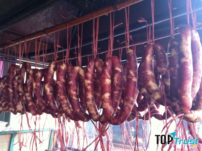 Lạp xưởng gác bếp