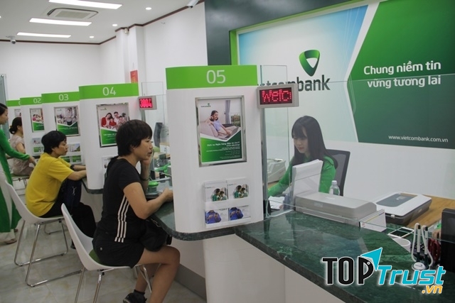 Một loạt các ngân hàng, có cả ông lớn như Vietcombank dính vào việc mất tiền gửi của khách hàng