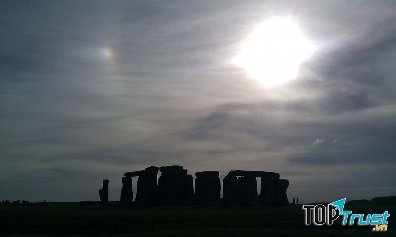 Mặt trời giả tại Stonehenge,nước Anh