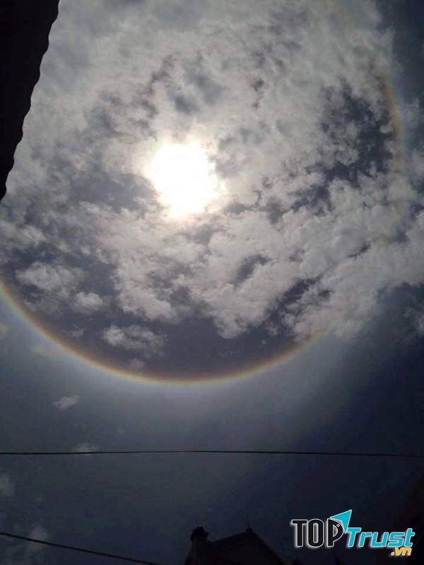 Mặt trời tỏa ánh hòa quang ở Đà Nẵng