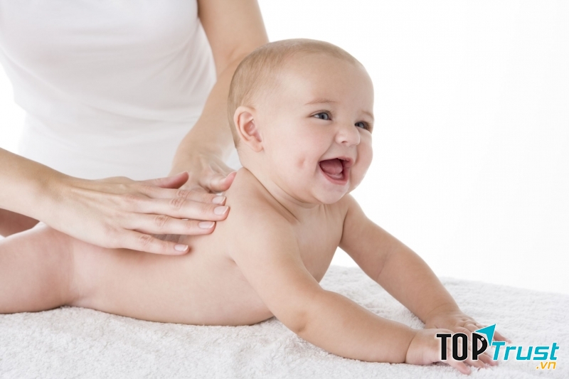 Mát xa cho bé bằng dầu Oliu