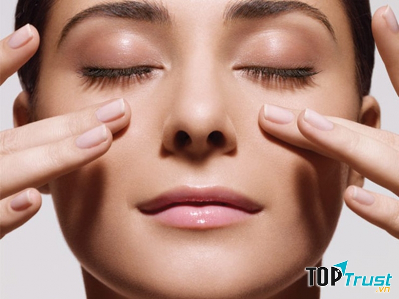 Hãy massage nhẹ nhàng cho hàng mi mỗi ngày.