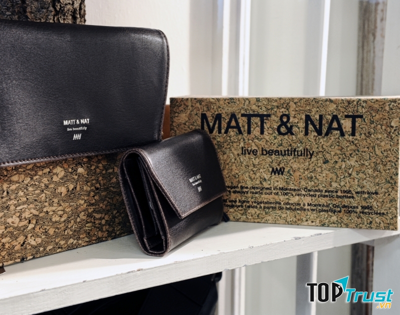 Thương hiệu này luôn sản xuất túi, ví hoặc giày nói không với da, lông động vật.