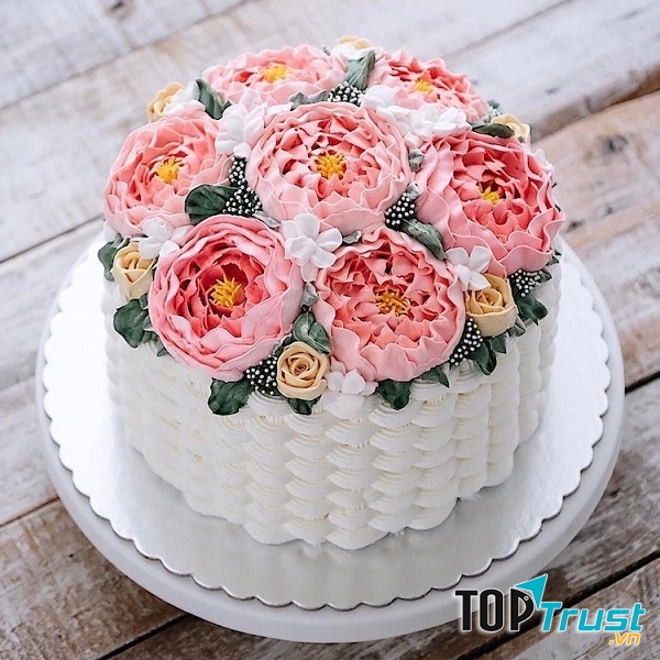 Ngoài hoa tươi, các nghệ nhân còn sử dụng kem bơ, kem đường để tạo dáng hoa sống động hệt như thật.