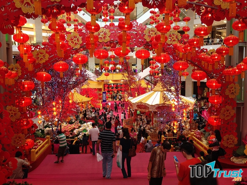 Không khó để bắt gặp mọi thứ được trang trí màu đỏ trong ngày Tết