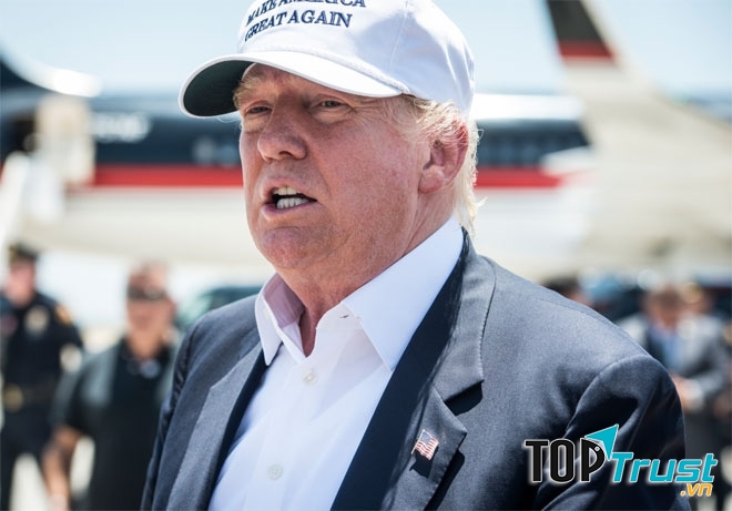Donald Trump đội mũ trắng - nghĩa là tâm trạng của ông đang rất tốt