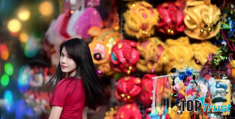 Nên chọn trang phục có màu sắc đỏ, vàng để tăng không khí vui tươi cho ngày Tết Trung thu.